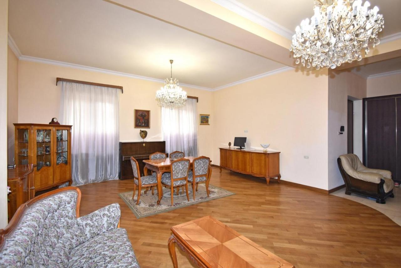Homestay At City Center Yerevan Ngoại thất bức ảnh